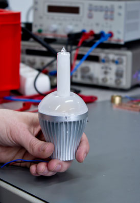 Die Abbildung zeigt eine quecksilberfreie Energiesparlampe