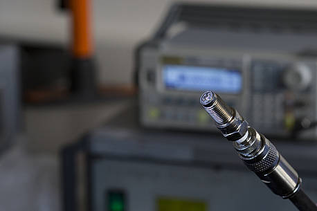Plasmazündkerze, entwickelt im Labor von Prof. Dr. Holger Heuermann, Fachbereich Elektrotechnik und Informationstechnik der FH Aachen (Foto: FH Aachen / Arnd Gottschalk)
