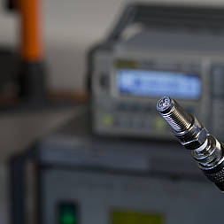 Plasmazündkerze, entwickelt im Labor von Prof. Dr. Holger Heuermann, Fachbereich Elektrotechnik und Informationstechnik der FH Aachen (Foto: FH Aachen / Arnd Gottschalk)