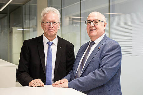 Amtsübergabe Prof. Stenzel und Prof. Stengler (von links). Foto: HAWtech/Samira Schulz