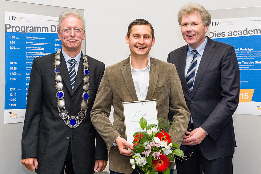 "Drei Personen, von linls Rektor, Prof. Roland Stenzel, in der Mitte der Preisträger des Nachwuchsforscherpreises, Michael, Kuntzsch und rechts der Prorektor für Forschung Entwicklung, Prof. Knut Schmidtke 