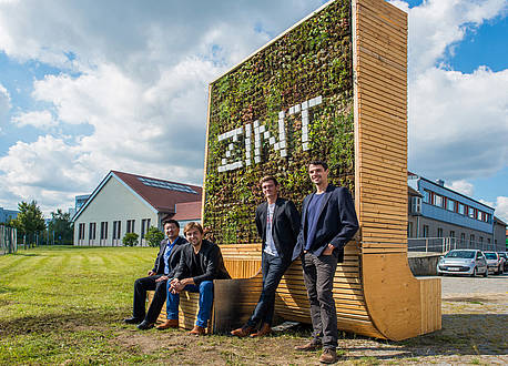 Das Team von GreenCitySolutions vor ihrem Prototypen des City Tree – eine begrünte Werbefläche, die das Klima schont. 
