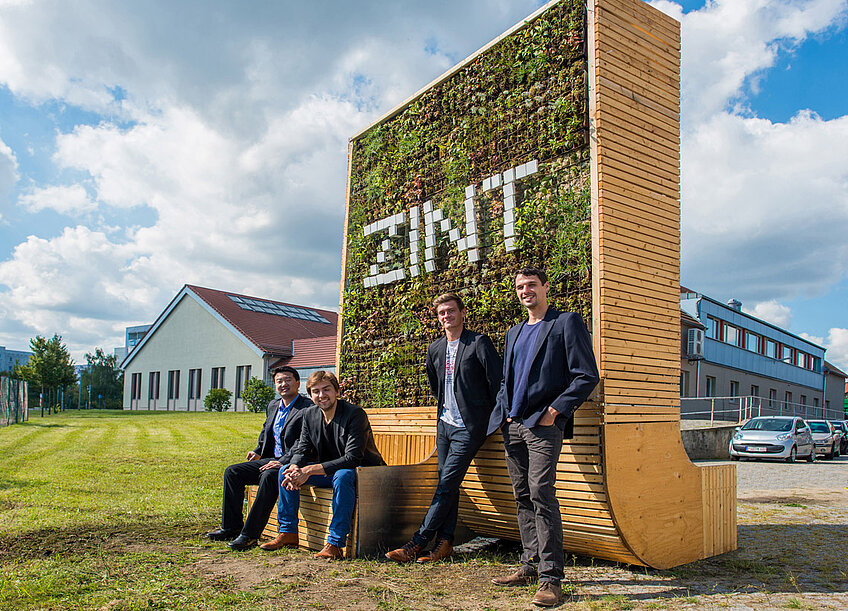 Das Team von GreenCitySolutions vor ihrem Prototypen des City Tree – eine begrünte Werbefläche, die das Klima schont. 