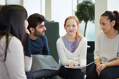 Studierende diskutieren in einer Arbeitsgruppe 