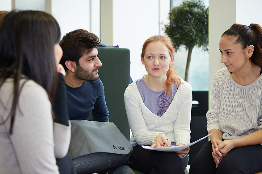 Studierende diskutieren in einer Arbeitsgruppe 