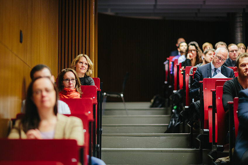 Studierenden und Tagungsbesucher in einem Hörsaal