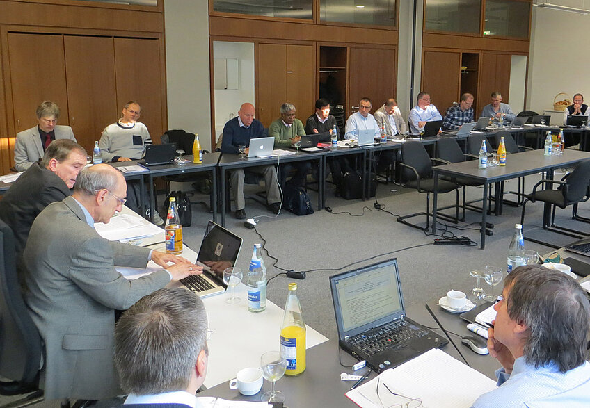 Die Teilnehmer der Konferenz sitzen zusammen und beraten zu für technische Möglichkeiten innerhalb der Kältetechnik, Klimatisierung und im Feld der Wärmepumpen