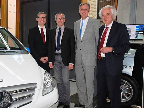 Prof. Dr. Walter Czarnetzki, Prof. Dipl.-Ing. Christof Wolfmaier, Prof. Dr. Christian Mohrdieck und Prof. Dr. Ferdinand Panik, Leiter des Instituts für Nachhaltige Energietechnik und Mobilität der Hochschule Esslingen stehen vor dem Fahrzeug. 