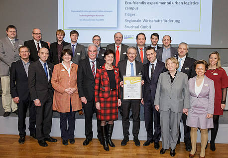 Die Teilnehmer der Technologie Region Karlsruhe nehmen die Prämierung entgegen. 