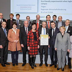 Die Teilnehmer der Technologie Region Karlsruhe nehmen die Prämierung entgegen. 
