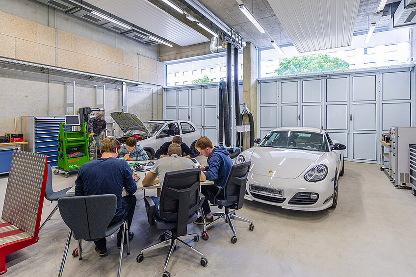 Praktikum Kfz-Elektrik/Elektronik im 4. Semester Fahrzeugtechnik, Studenten bei der gemeinsamen Auswertung der Messungen an den Zündsystemen der Versuchsfahrzeuge