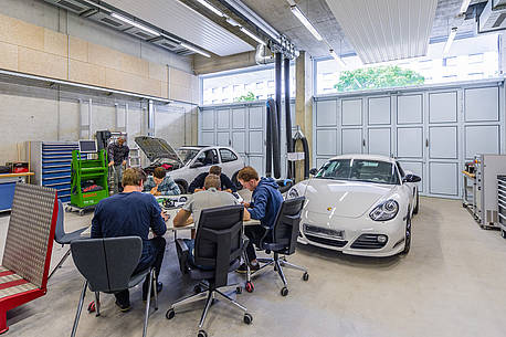 Praktikum Kfz-Elektrik/Elektronik im 4. Semester Fahrzeugtechnik, Studenten bei der gemeinsamen Auswertung der Messungen an den Zündsystemen der Versuchsfahrzeuge