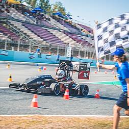 Zieleinlauf der Endurance in Barcelona: Hochschule Karlsruhe gewinnt Formula Student Spanien (Foto: High Speed Karlsruhe)