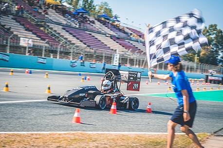 Zieleinlauf der Endurance in Barcelona: Hochschule Karlsruhe gewinnt Formula Student Spanien (Foto: High Speed Karlsruhe)