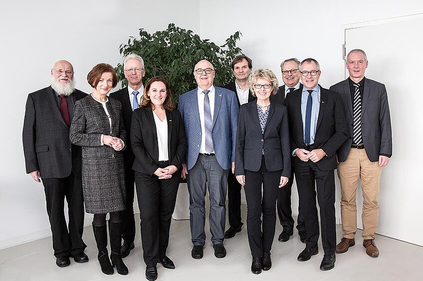 Präsidenten und KanzlerInnen der HAWtech: Prof. Baumann, Frau Niehues, Prof. Stenzel, Frau Lindenschmid, Prof. Stengler, Herr Cordes, Frau Schweitzer, Herr Reichert, Prof. Wolfmaier und Herr Stempel (von links). Foto: HAWtech/Samira Schulz 