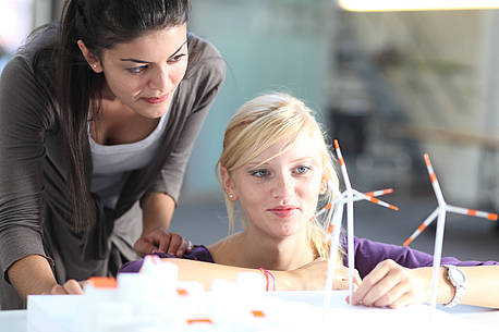 Zwei Studentinnen begutachten zusammen ein Modell
