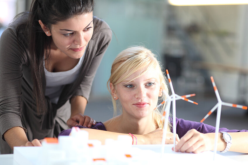 Zwei Studentinnen begutachten zusammen ein Modell